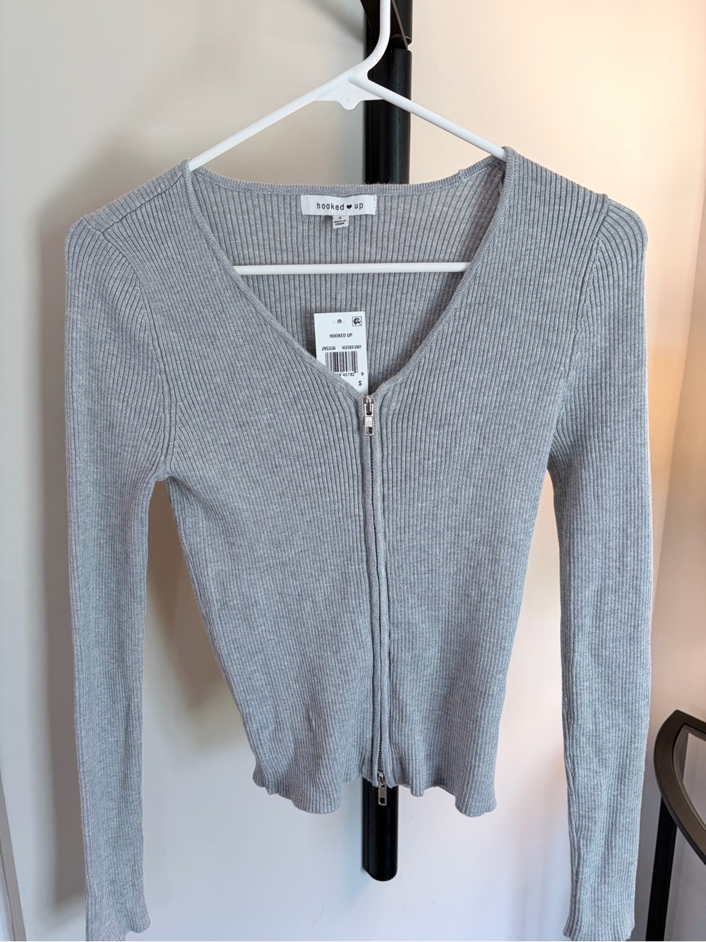 Hooked Up by IOT Heather Gray Ribbed V‑Neck Top